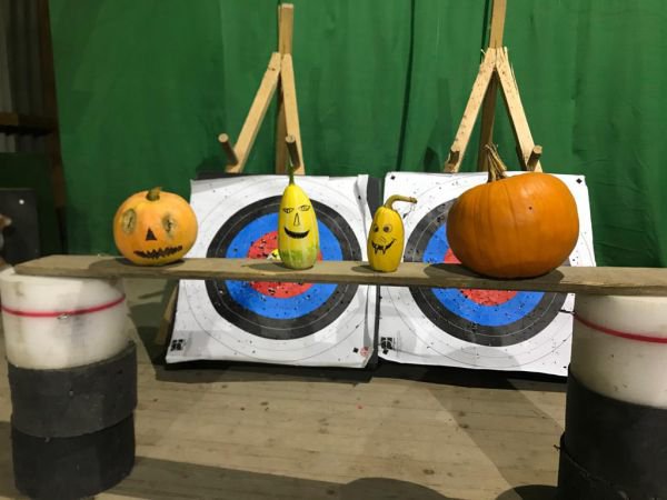 Halloweenschießen auf Kürbisse