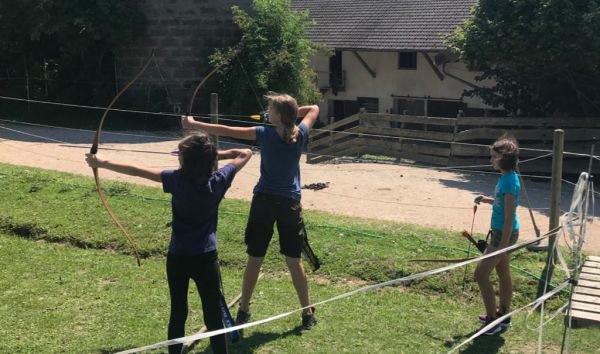 Draußen Bogenschießen